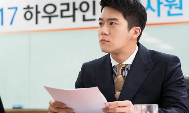 Chán vẻ dễ thương, tài tử Ha Seok Jin làm vị sếp khó tính trong “Văn phòng lấp lánh`